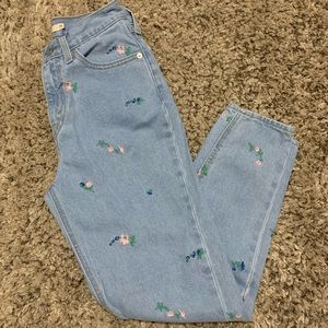 Levi’s Light Wash Floral Embroidered Mom Jeans 25